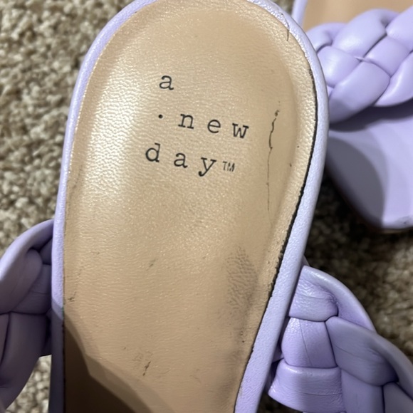 Sandals really nice lavender - Picture 2 of 5